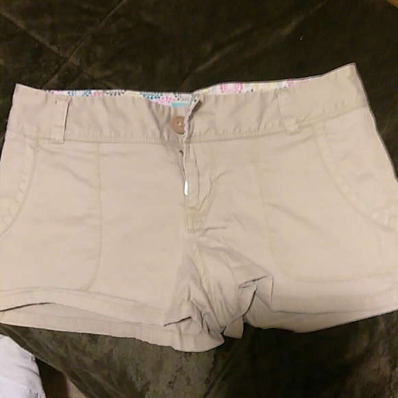 Khaki shorts - Picture 1 of 3